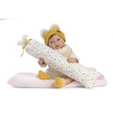 Reborn Mia, pelo moreno, traje beig y accesorio - 46cm