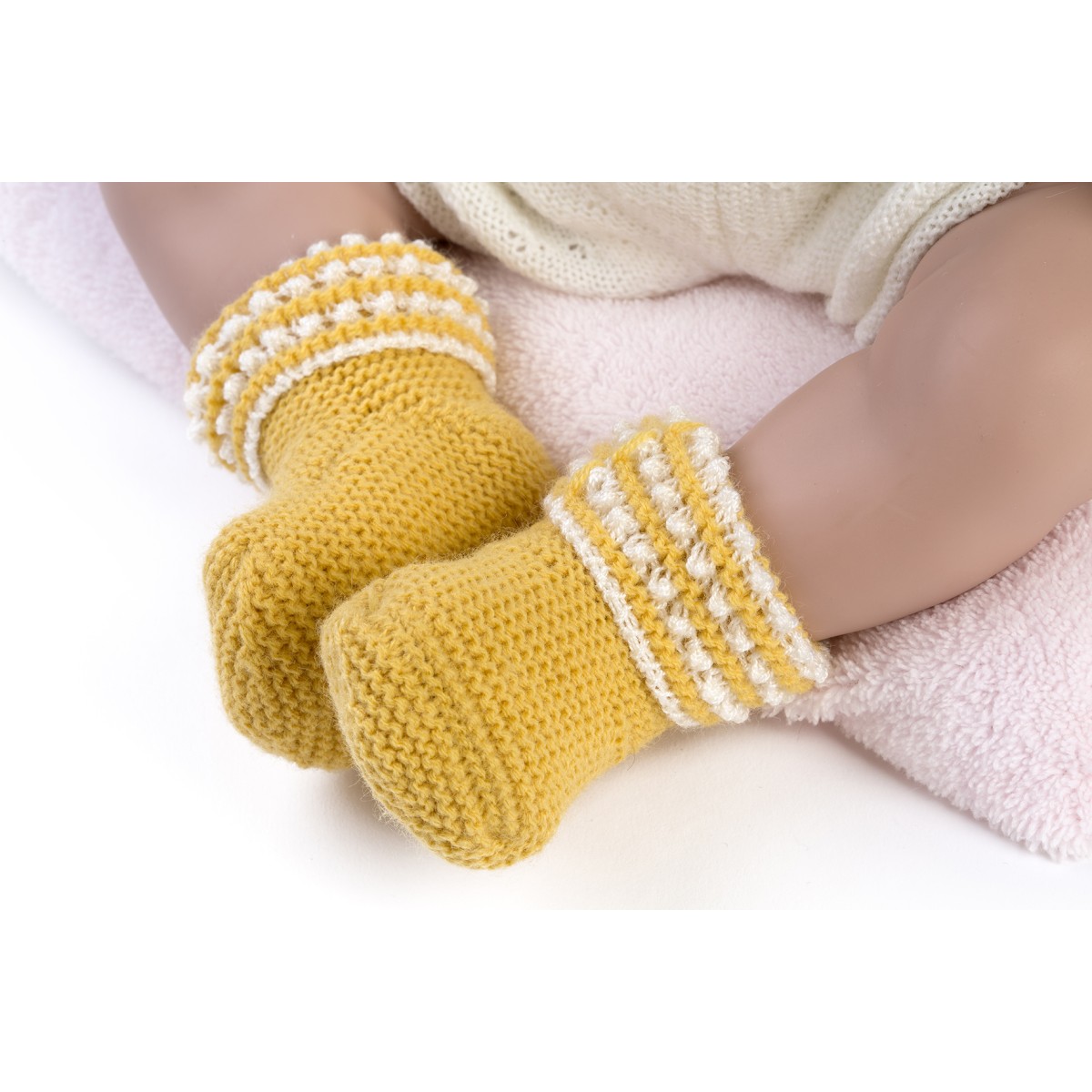 Reborn Mia, pelo moreno, traje beig y...