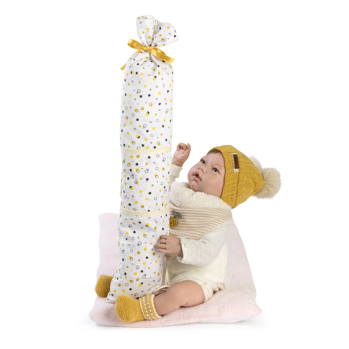 Reborn Mia, pelo moreno, traje beig y...