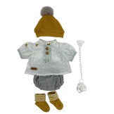 Ropa Reborn 46 cm – Camisa estampada, pololo gris, gorro mostaza y calcetines