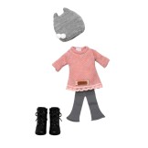 Ropa Penélope – Jersey de lana rosa, pantalón gris, gorro de lana gris y botas negras
