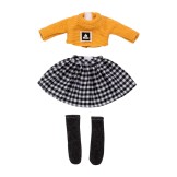 Ropa Penélope – Jersey ocre de lana, falda de cuadros blanco y negro, calcetines negros